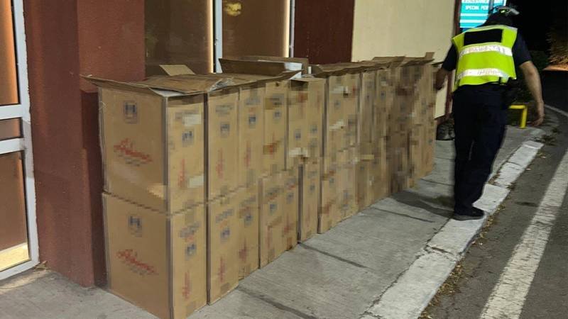 (FOTO/VIDEO) Țigări în valoare de peste un milion de lei, descoperite ascunse în două camioane de polițiștii de frontieră constănțeni