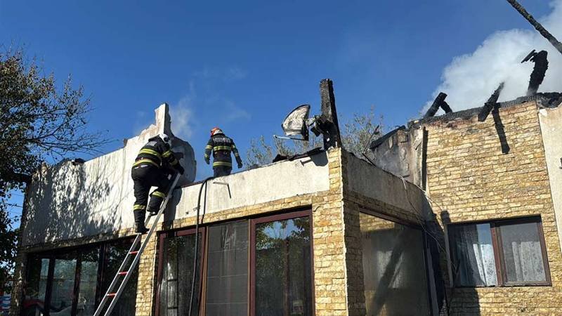 Incendiu la o pensiune din Murighiol: pompierii intervin de urgență