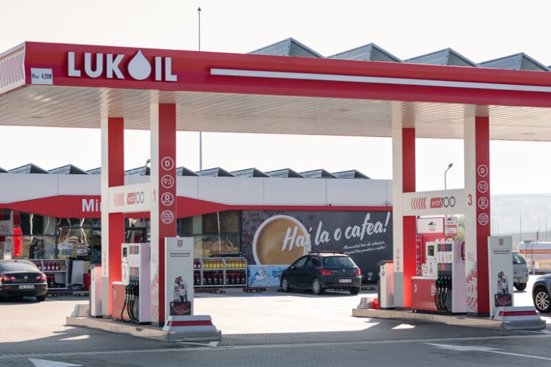 Lukoil îşi vinde activele din străinătate, după sancţiunile impuse de SUA şi Marea Britanie