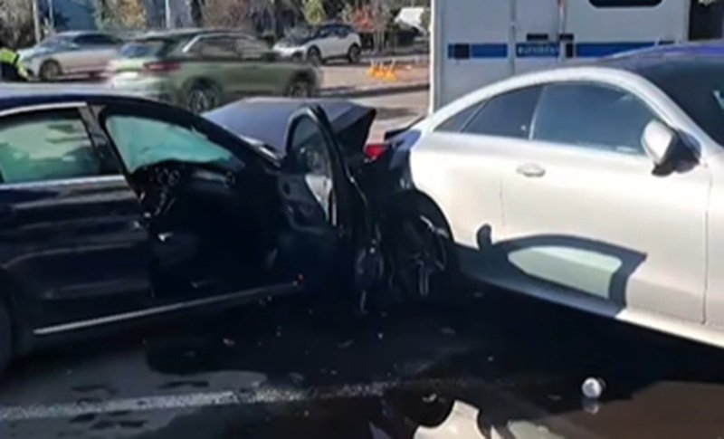 Două autoturisme s-au ciocnit în Valu lui Traian. Un bătrân a fost extras dintre fiare
