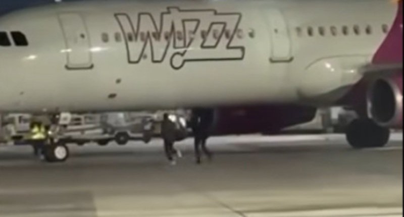 Doi români au fugit pe pistă ca să prindă avionul spre București. Au spart un buton de urgență