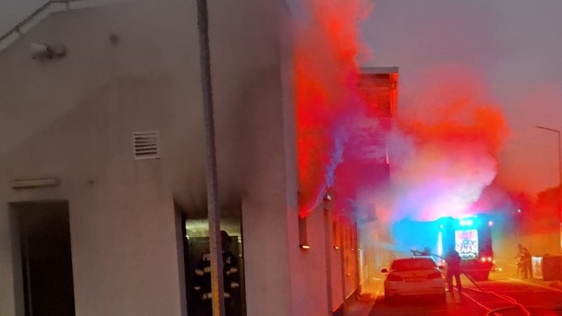 Incendiu la stadionul din Cernavodă: pompierii intervin de urgență