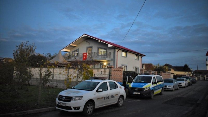 (FOTO) Descinderi la Cumpăna! Trei bărbați, cercetați după o bătaie în parcare: au fost ridicate mai multe obiecte contondente și arme albe