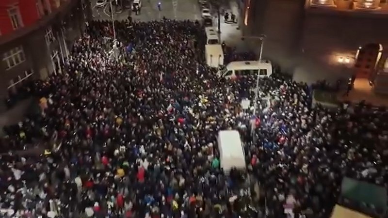(VIDEO) Proteste la Sofia împotriva proiectului de Buget, care prevede majorarea taxelor și contribuțiilor cetățenilor și companiilor