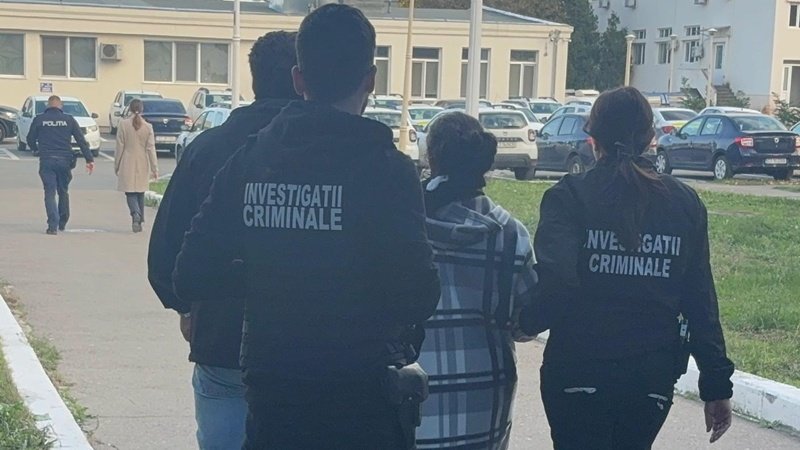CONSTANȚA. Femeie de 32 de ani, reținută de polițiști după ce a agresat două persoane și a furat un telefon