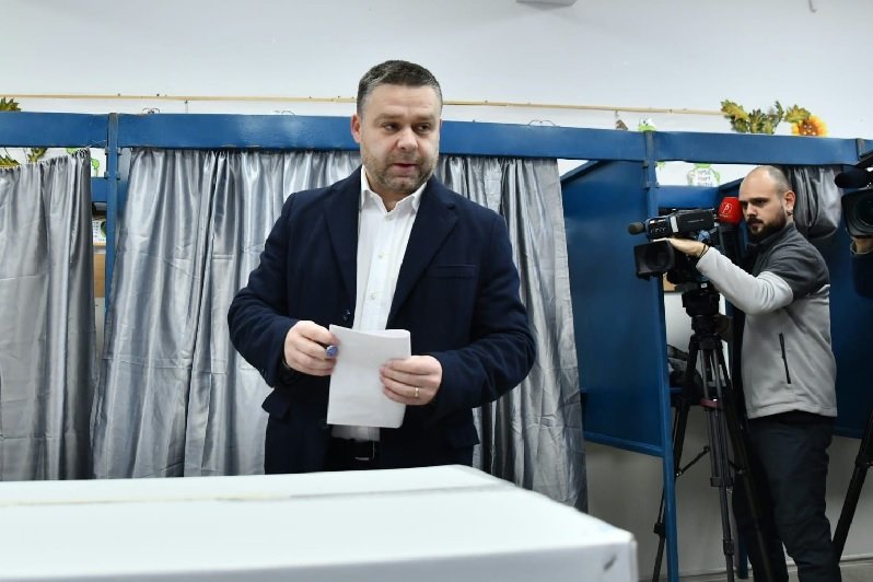 Ciprian Ciucu, către PSD: Bravo vouă, geniilor! Mari bărbaţi de stat, aţi lăsat ţara fără guvern şi acum dispăreţi ca măgarii în ceaţă