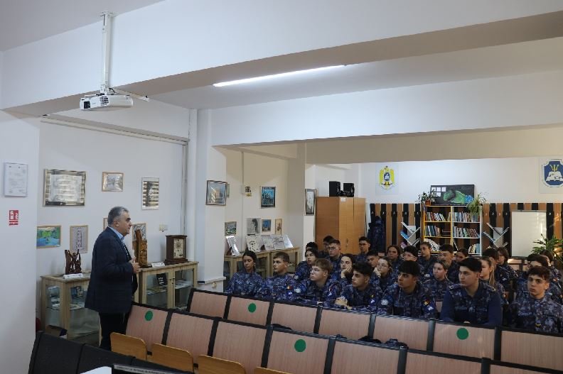 Lecții interactive despre cariera militară: Elevii Colegiului Militar „Alexandru Ioan Cuza” din Constanța, în dialog cu specialiști ai Armatei României