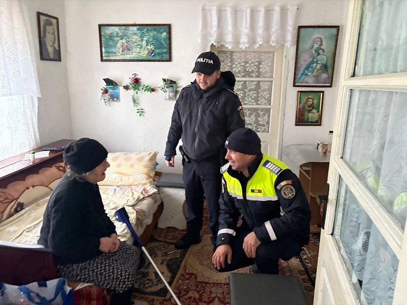 FOTO Polițiștii constănțeni au adus daruri de Crăciun unor familii din Lipnița