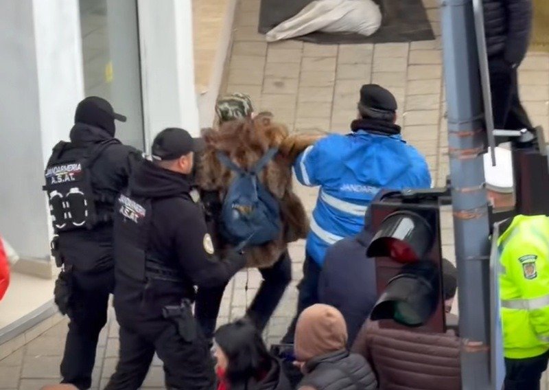 Jandarmii au intervenit în timpul paradei de la Constanța. O femeie a fost imobilizată