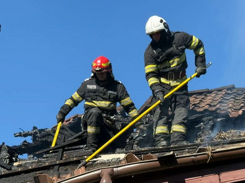 Alarmă de incendiu pe strada Prelungirea Meșterul Manole din Constanța. Pompierii au intervenit cu mai multe autospeciale