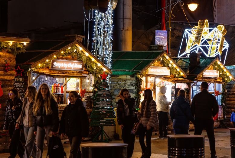Patinoarul din Piața Ovidiu s-a redeschis: acces cu reduceri și două ore gratuite pe zi