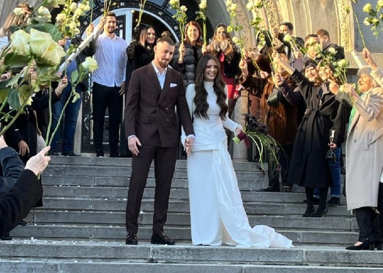 Fotbalistul Radu Drăgușin s-a căsătorit civil cu Ioana, fiica fostului viceprimar al Constanței Gabi Stan