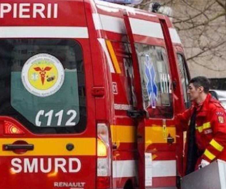 Scene dramatice pe o stradă din Constanța! Autoturism făcut praf după impactul cu un stâlp