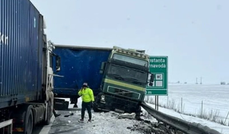 Accident pe A2. Trafic blocat după un accident în care au fost implicate două TIR-uri