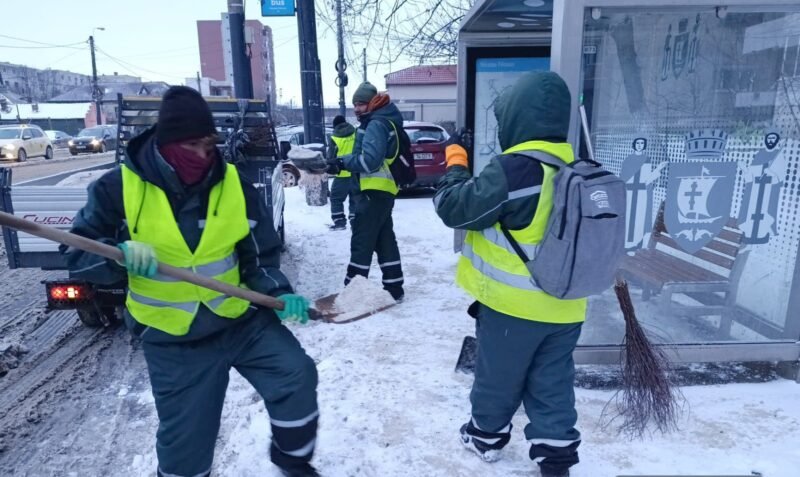 Constanța, sub cod galben de ger și ninsori. Primăria anunță că utilajele de deszăpezire acționează, unii constănțeni îl contrazic: „Unde? E jale pe străzi!”