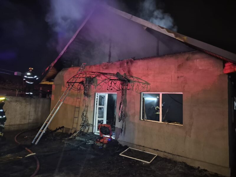 Casă mistuită de flăcări în Palazu Mare. Patru adulți și patru copii au scăpat nevătămați