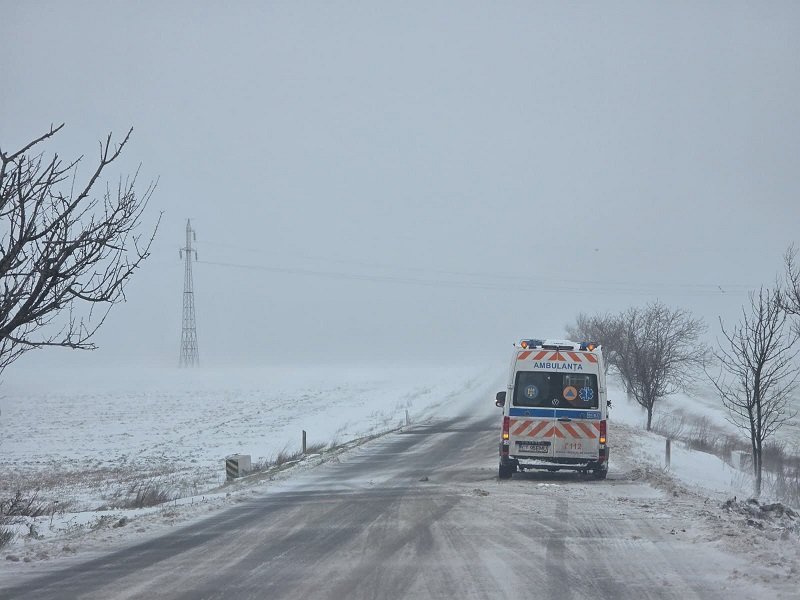 O ambulanță cu pacientă a derapat pe DN38, între Movilița și Techirghiol