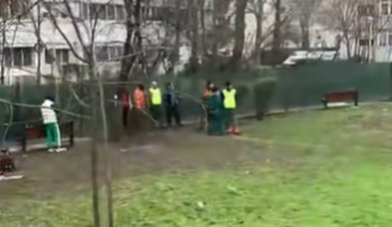 Protest în Constanța. Spațiu verde transformat într-o parcare privată – muncitorii care au venit să taie copacii au fost opriți de mai mulți constănțeni