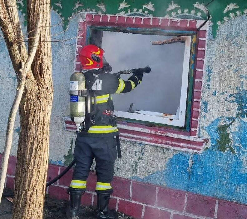 Casă cuprinsă de flăcări în Ostrov, județul Tulcea. Proprietara, salvată înainte de sosirea pompierilor