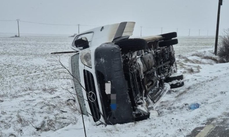 Un microbuz s-a răsturnat între Mahmudia și Beștepe. Un pasager a fost rănit