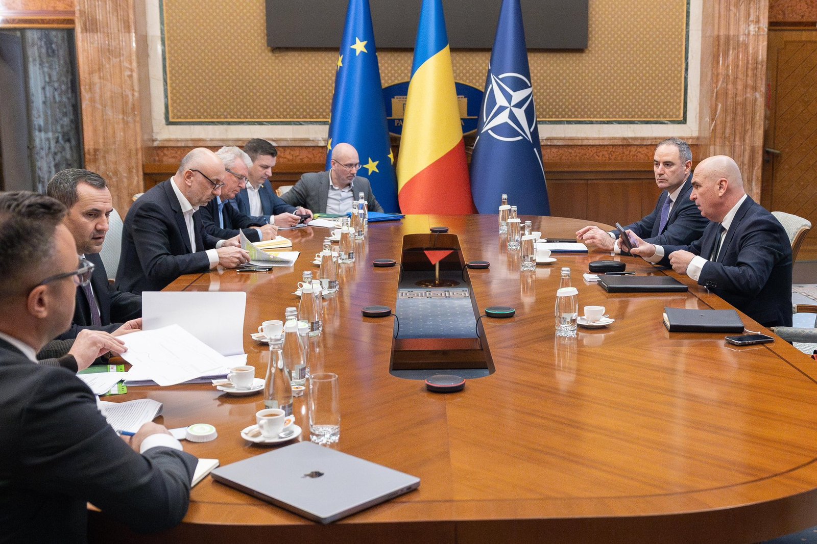 Prim-ministrul Ilie Bolojan, despre prețurile carburanților: „Lucrăm la soluții echilibrate, fără populism”