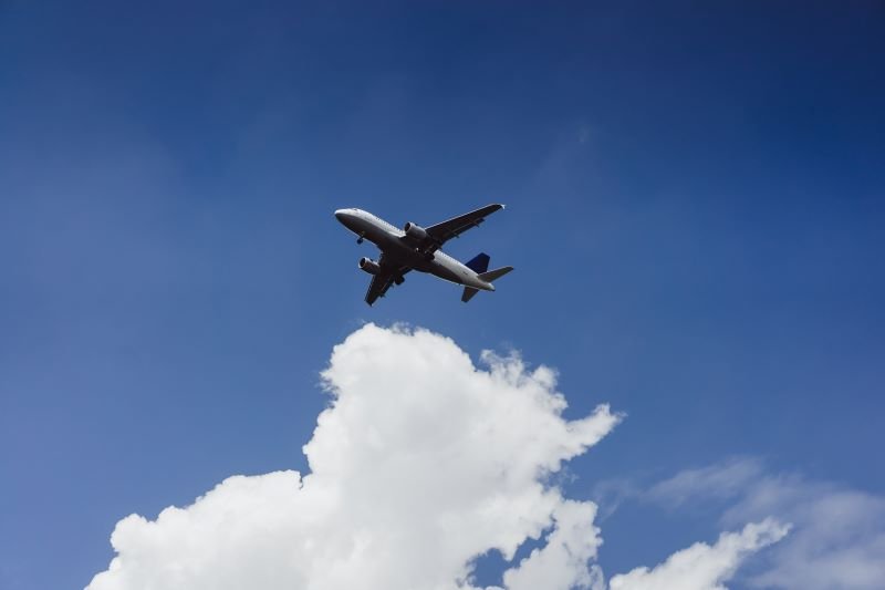 Spațiul aerian al Emiratelor Arabe Unite rămâne închis: Fly Dubai operează doar curse limitate către România