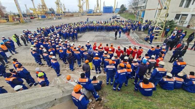 Angajaţii Şantierului Naval Mangalia protestează din nou în curtea unităţii. ”Sunt disperaţi. Nu mai pot munci pe burta goală”