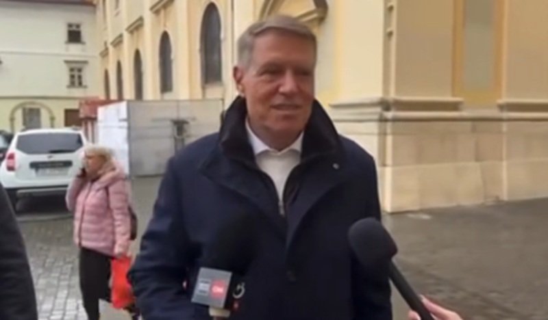 Klaus Iohannis, împreună cu soţia la slujba de Florii la biserica din centrul Sibiului. Mesajul fostului președinte pentru români