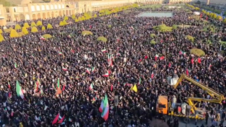 „Moarte Americii!”, „Moarte Israelului!”. Teheranul în doliu și furie: Mii de iranieni au ieșit în stradă după uciderea lui Ali Khamenei