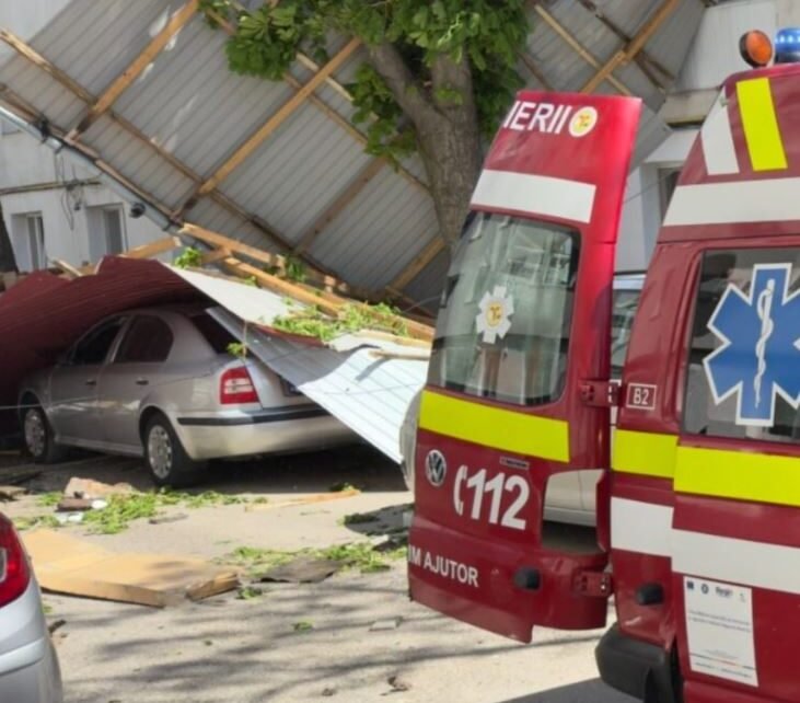 Scene de coșmar în Huși! Bărbat, ucis de o bucată de acoperiș