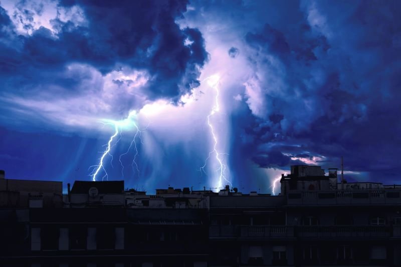 Noi alerte de ploi, descărcări electrice, vânt, vijelii şi grindină. Harta județelor aflate sub cod galben