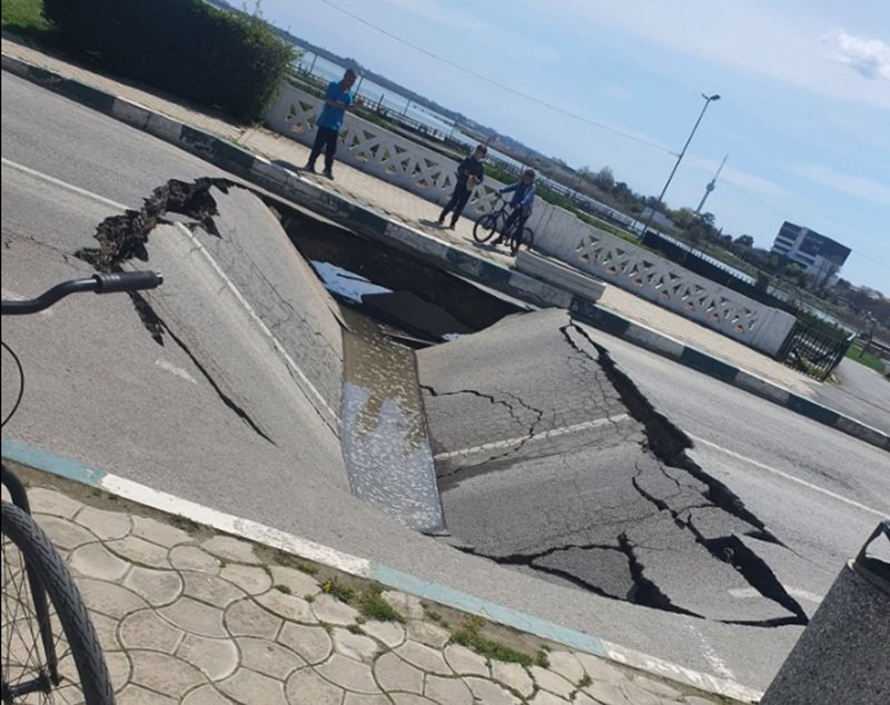 Șosea surpată în Techirghiol. Traficul a fost oprit