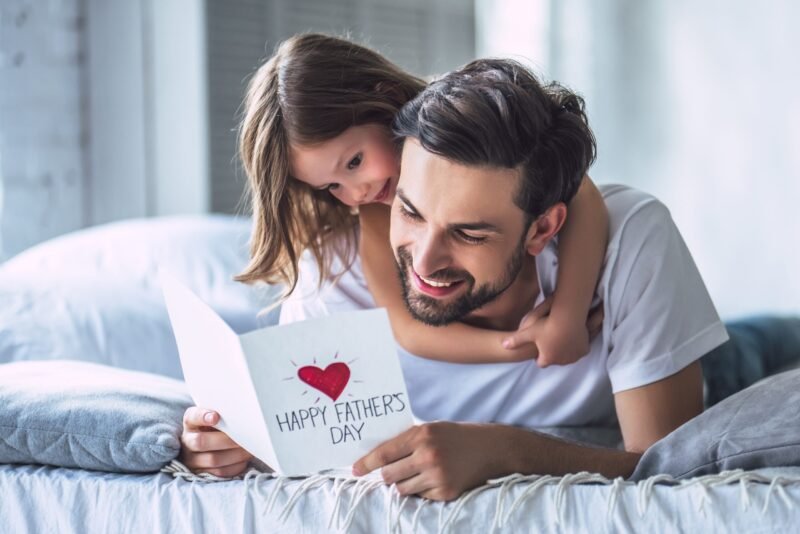 Ziua Tatălui 2026: Povestea din spatele unei sărbători care celebrează eroii din familie. Drepturile taților în România