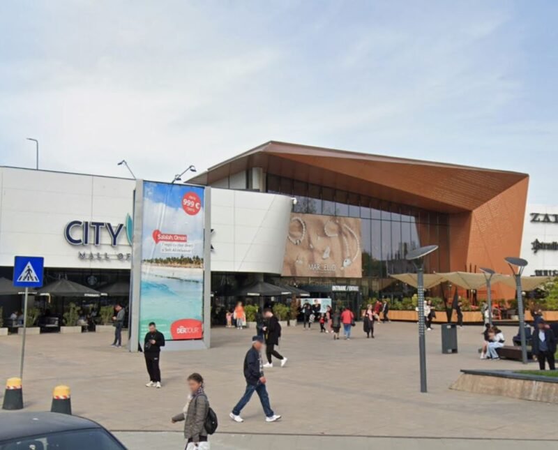 Incident la City Mall Constanța. Un bărbat a căzut pe scările rulante
