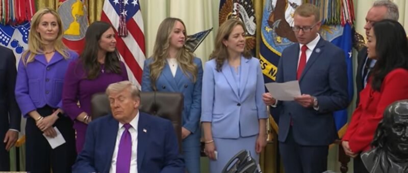 Donald Trump, surprins din nou ațipind în Biroul Oval. Imaginile au stârnit reacții și noi întrebări despre starea sa de sănătate