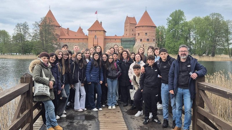 Experiență europeană. Elevi și profesori de la Liceul Teoretic „Traian”, în mobilitate Erasmus+ la Vilnius