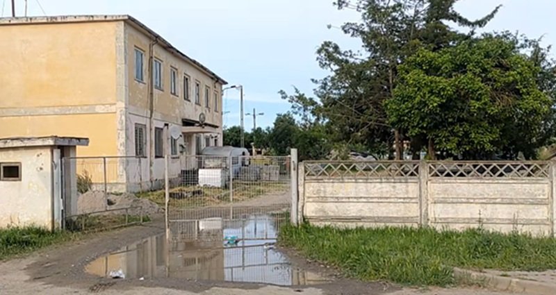 JUDEȚUL CONSTANȚA. Imobilul în curtea căruia un băiat de 9 ani a murit aparţine Gărzii de Coastă. Clădirea este împrejmuită cu un gard din beton armat
